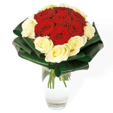 Bouquet de roses rouges et blanches Complicité